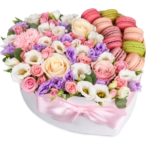 Heart of flowers with macaroons